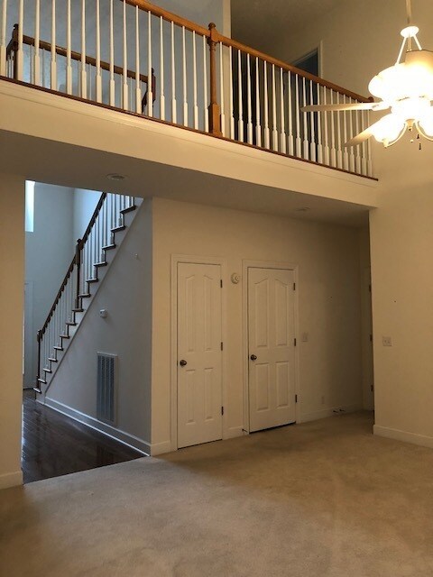 Building Photo - 3 BEDROOM with BONUS,  2.5 Bath, SIDE ENTRY GARAGE