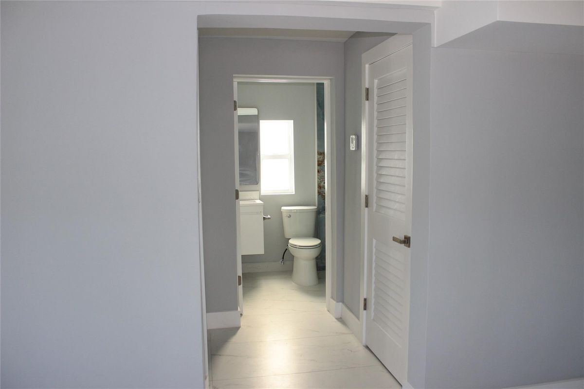 Building Photo - 522 SE 20th Ct