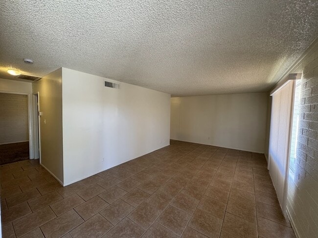 Building Photo - Maryvale Townhome