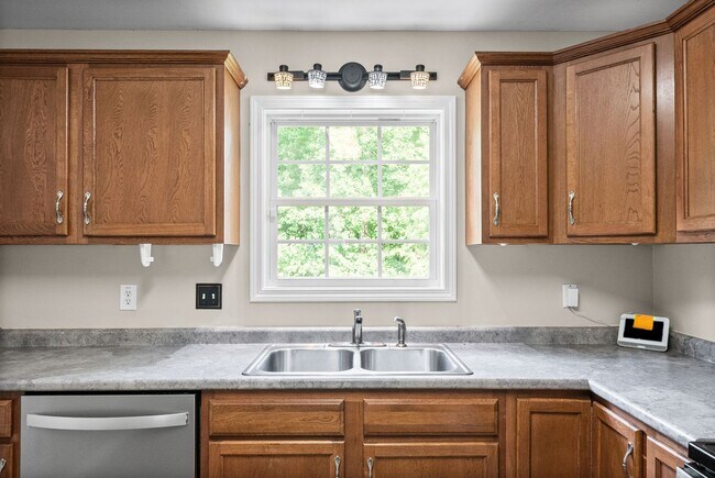 Building Photo - Pet Friendly Three Bedroom!