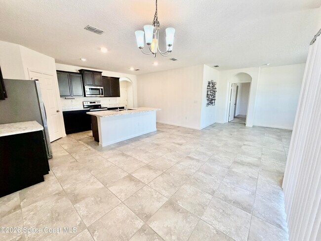 Building Photo - 388 Coyote Dr