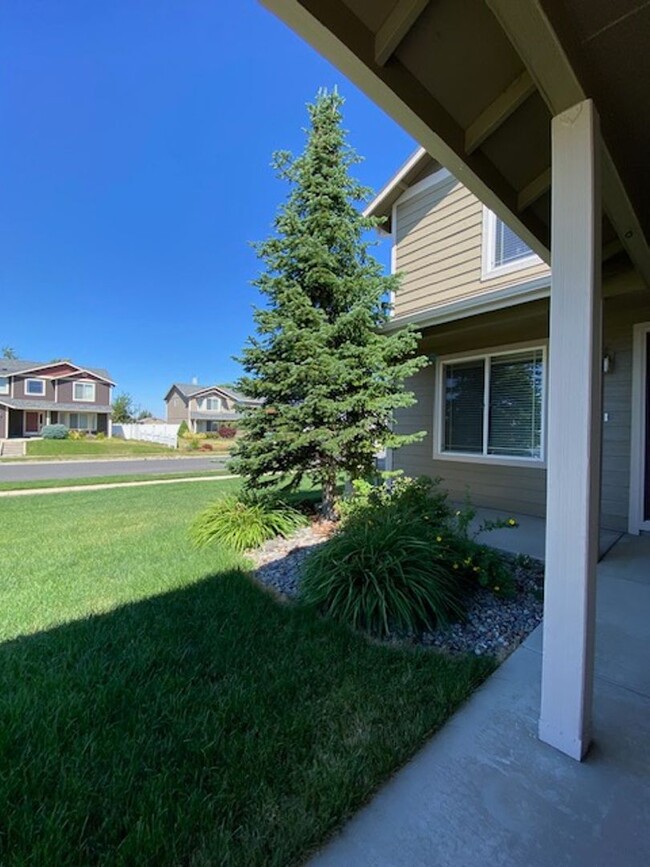 Building Photo - Large Corner Lot 4BR, 2.5BA Cheney Home In...