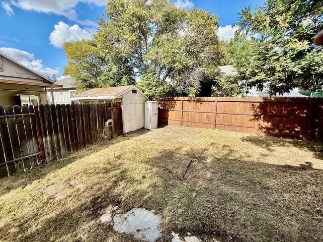 Building Photo - Cute Studio Home available NOW