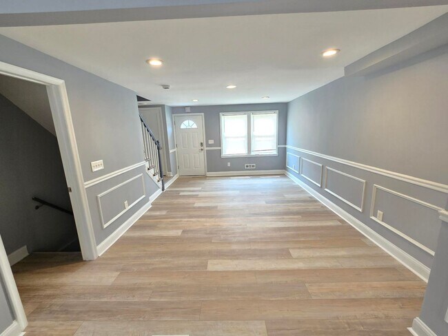 Building Photo - Beautiful 4 Bedroom 2 Bathroom East Baltim...