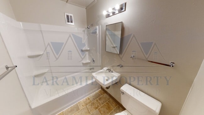 Building Photo - 2 Bed 1 Bath Apartment