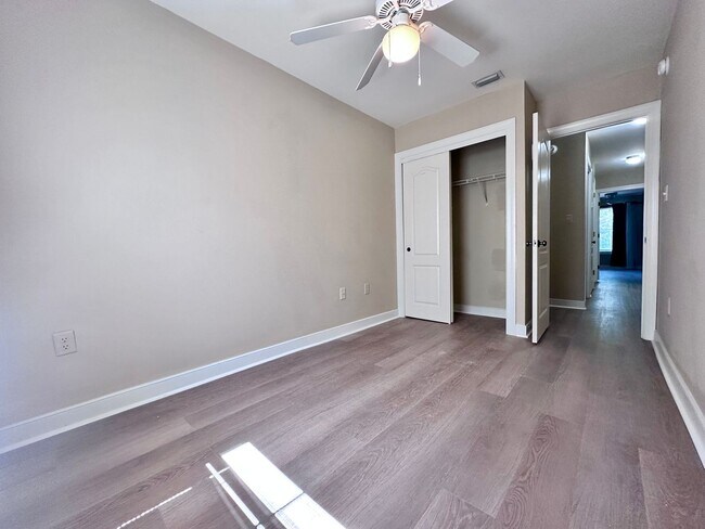 Building Photo - Adorable 3B/2.5B Unfurnished Townhome located in Twin Lakes Neighborhood!