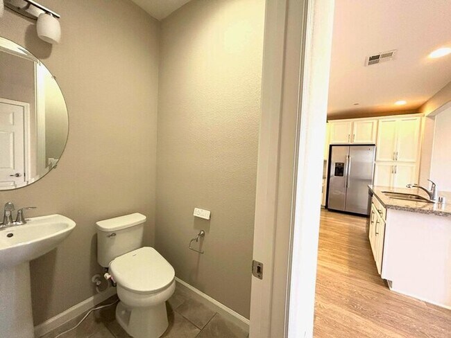 Building Photo - Beautiful 3 Bedroom 2.5 Bathroom in Gated ...