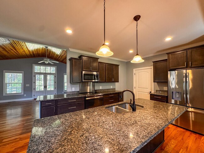 Building Photo - Spacious 5 Bed 3.5 Bath Home in Carthage