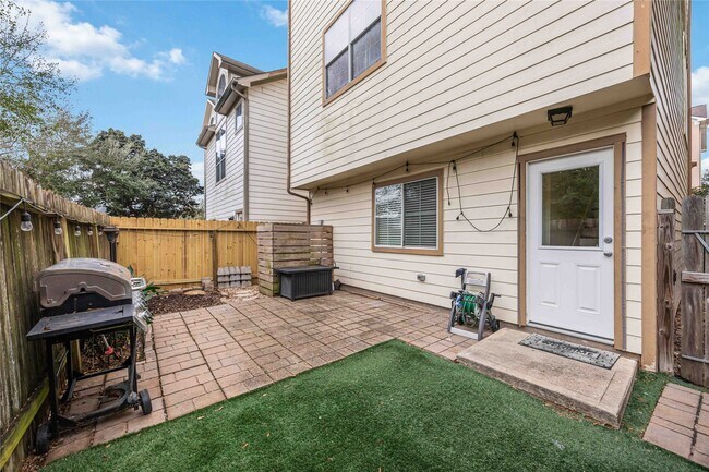 Building Photo - 3008 Clearview Cir