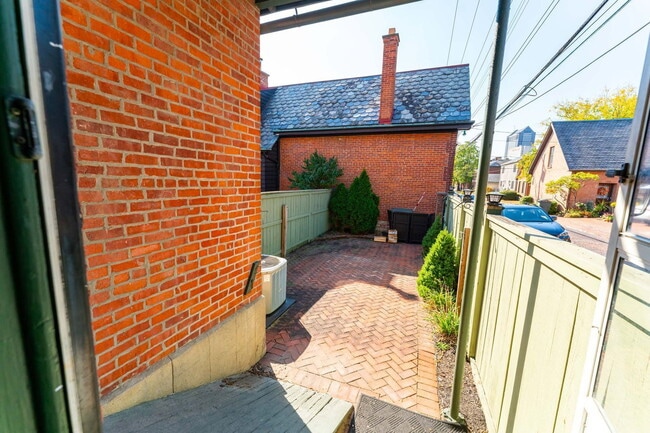 Building Photo - 557 S 6th St