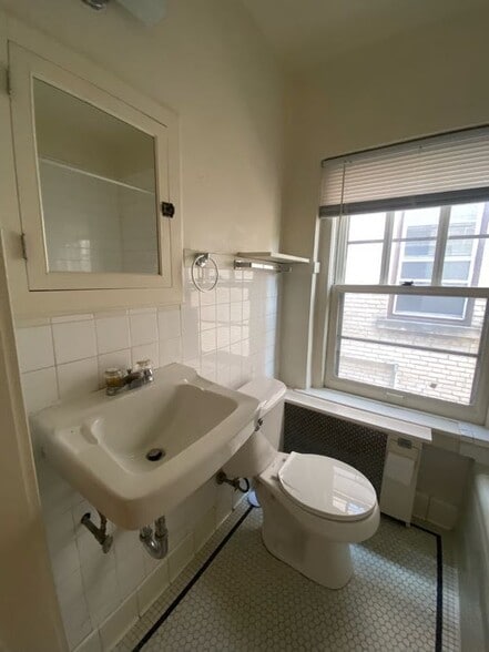 Building Photo - 528 State St