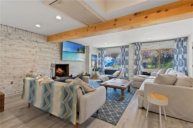Building Photo - 80 Soundview Dr