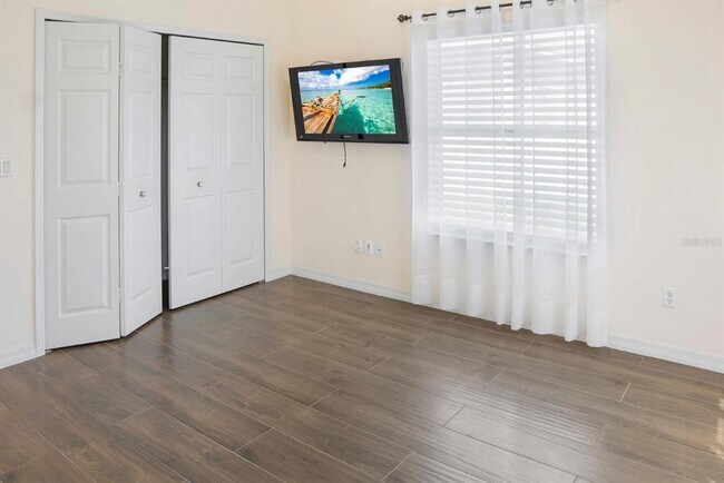 Building Photo - 215 Strathmore Cir