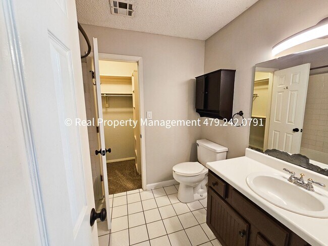 Building Photo - 3 Bedroom Close to Mercy Hospital - Availa...