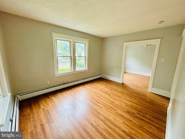 Building Photo - 303 Kenny St