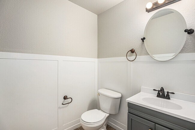 Building Photo - Spacious 4-Bedroom Home with Gourmet Kitch...