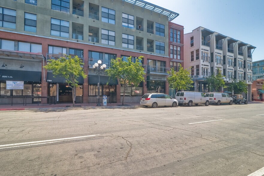 Building Photo - 777 6th Ave