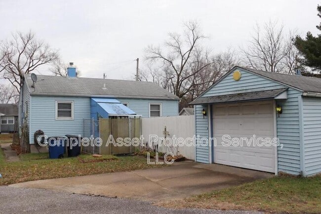 Building Photo - 205 Elm St