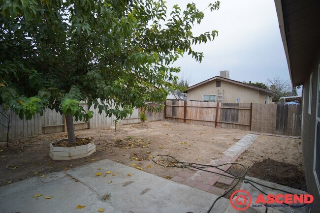 Building Photo - Amazing Home in East Bakersfield!