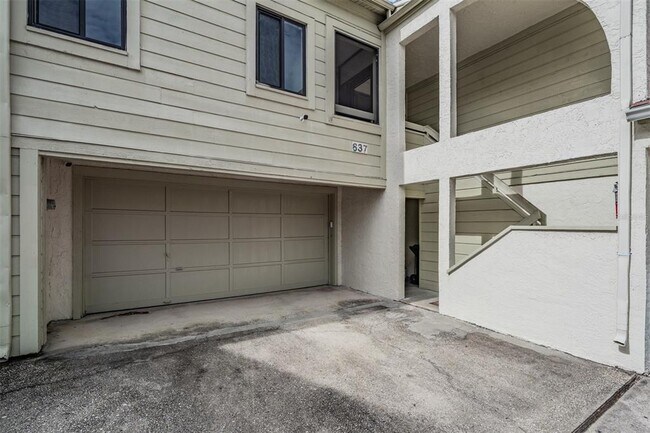Building Photo - 637 Drake Ln N