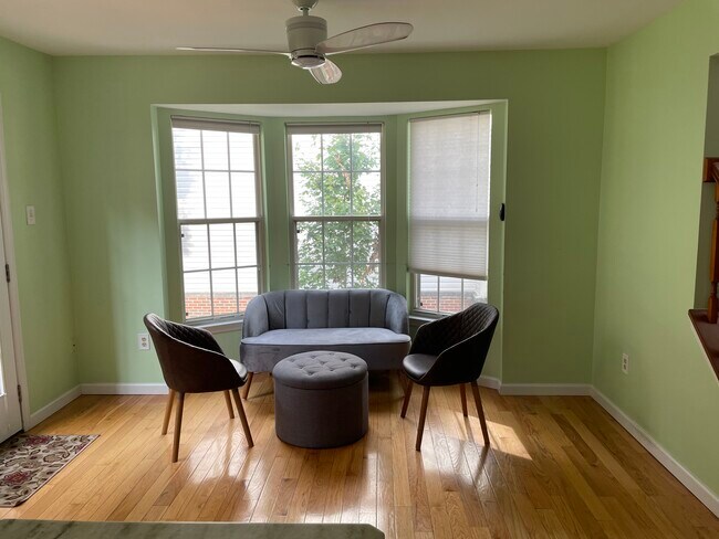 Seating area - kitchen - 42 Beacon Hill Ct