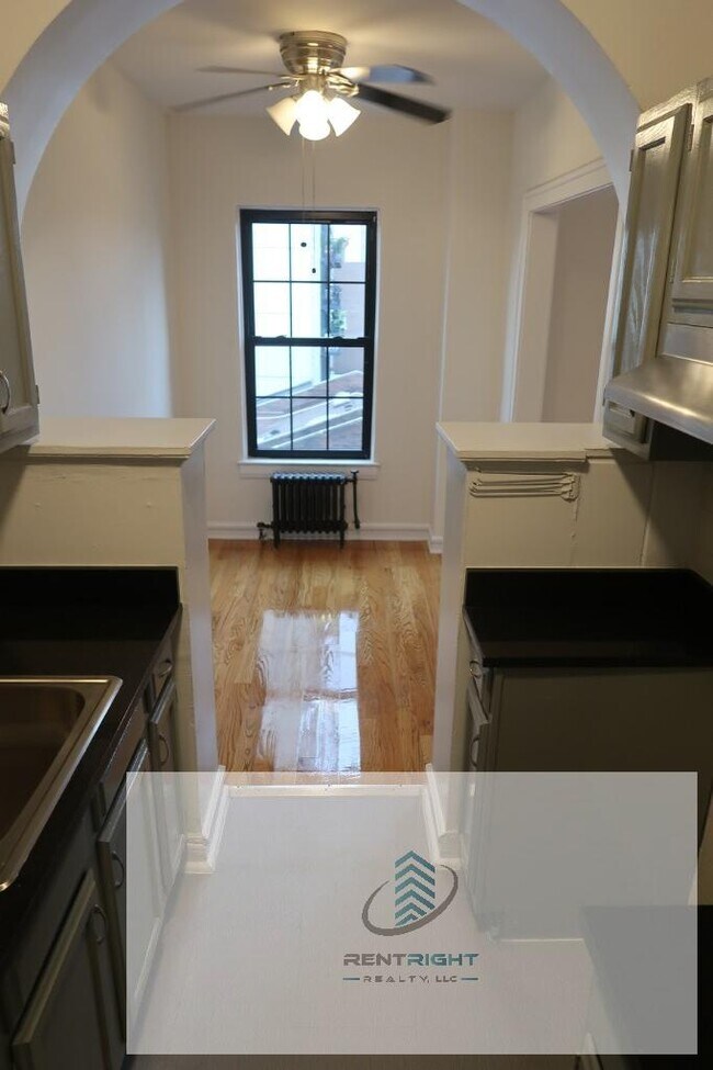 Building Photo - 426 W Briar Pl