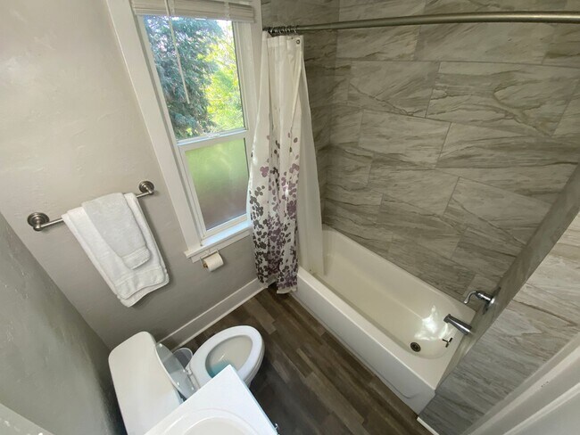 Building Photo - Helmich Duplex