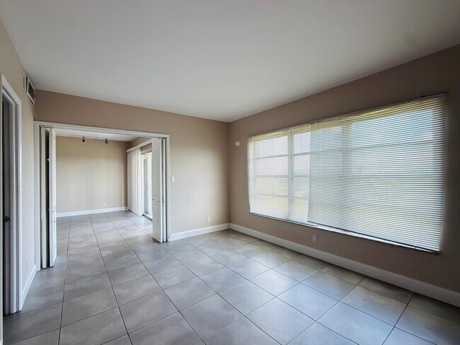 Building Photo - 3100 N Palm Aire Dr