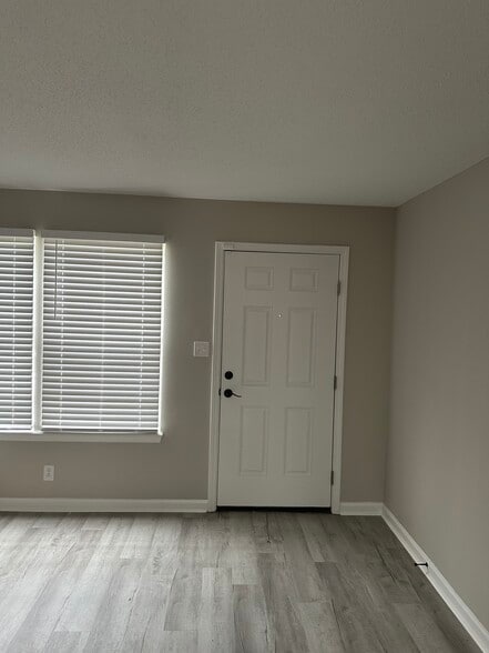 Building Photo - 939 Kingsbury Dr