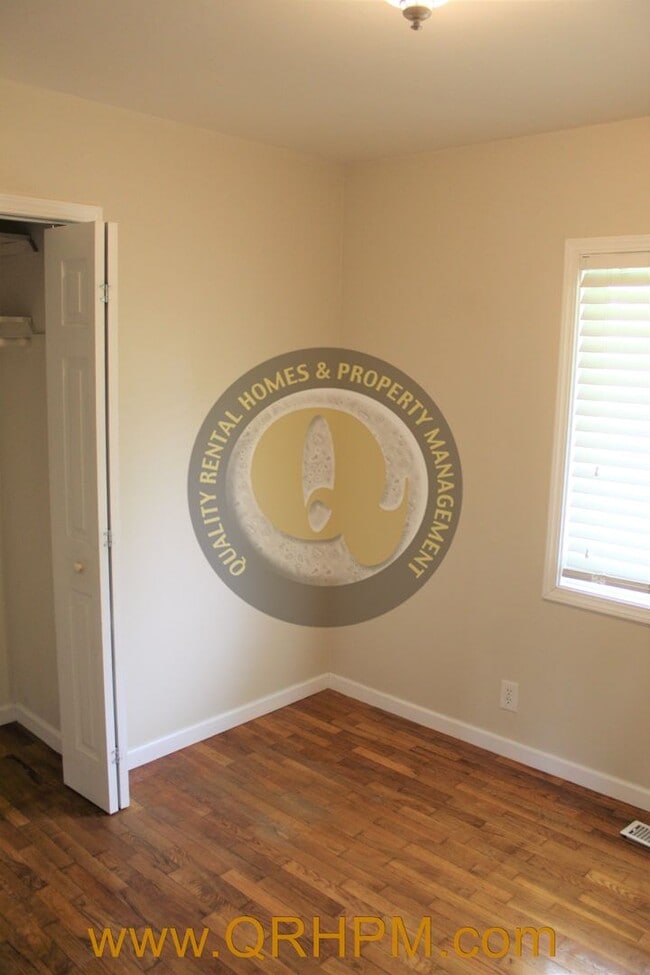 Building Photo - Available Now-- 3 Bedroom, 1 Bathroom Home...