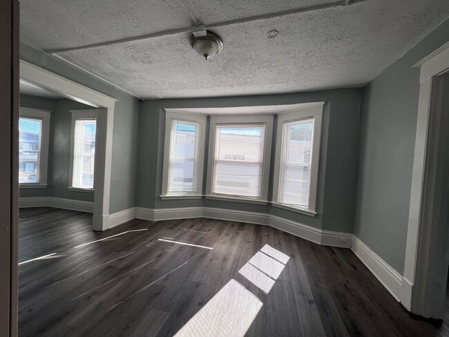 Building Photo - Bright Upper Two Bedroom Unit! Recently Remodeled!