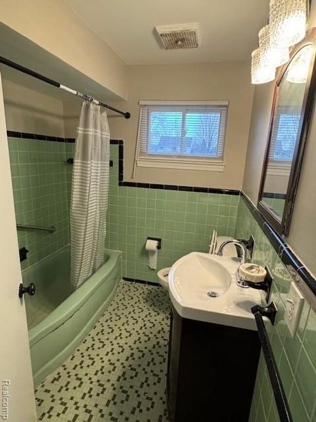 Building Photo - WELCOME TO THIS BEAUTIFULLY UPDATED, LIGHT-FILLED RANCH HOME IN TROY 4 BEDROOMS 2 BATHS SITTING O...