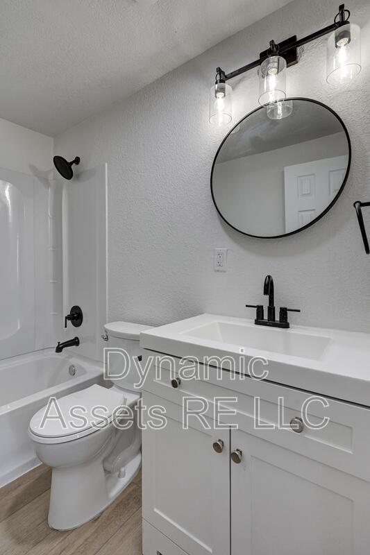 Building Photo - 410 Fieldcrest Dr