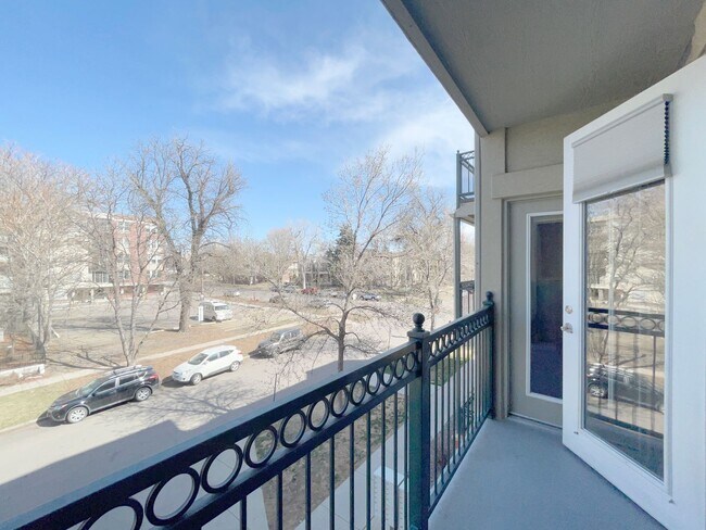 Building Photo - Bright & Spacious Condo Just One Block fro...