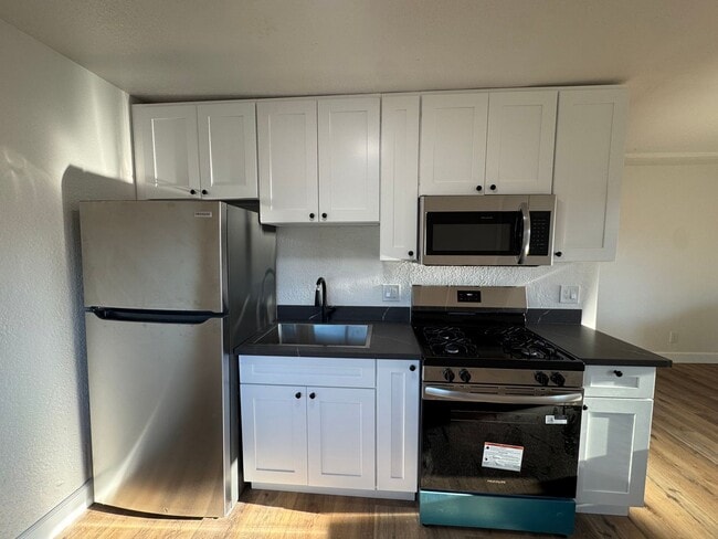 Building Photo - 1379 Temple Ave