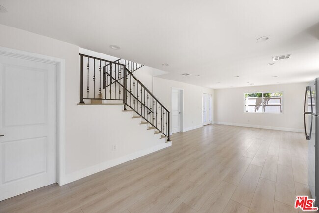 Building Photo - 11140 Gaviota Ave