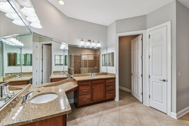 Building Photo - 263 Stonewell Dr