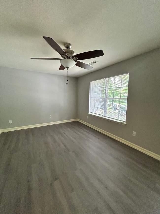 Building Photo - Charming 2 Bed, 1 Bath, 1 Car Garage, Covered Patio in Private Neighborhood!
