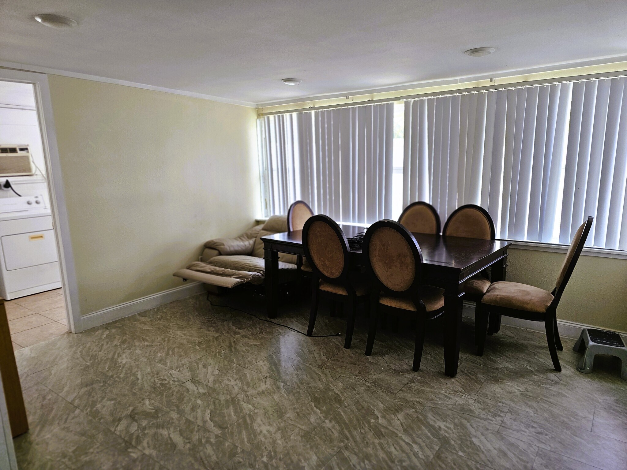 Side Room - 6819 Hammock Rd