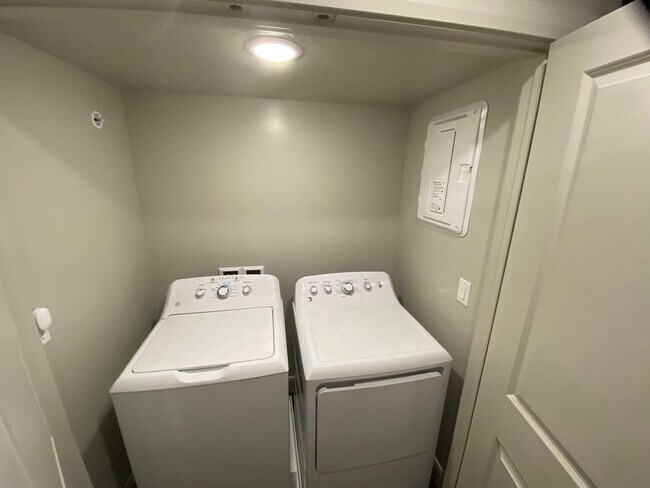 Building Photo - 1st Floor 2 Bed 1 Bath in Hurricane!!