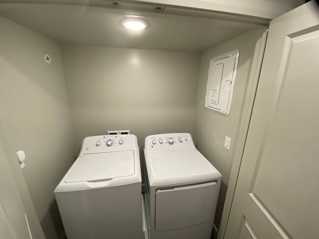 Building Photo - Great 2 bed 1 bath place, built in 2024