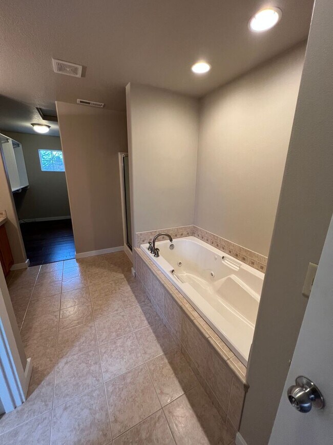 Building Photo - 3+ -Bedroom 3-Bathroom West Eugene Stunner!