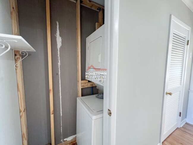 Building Photo - 3730 Forest Glen Dr