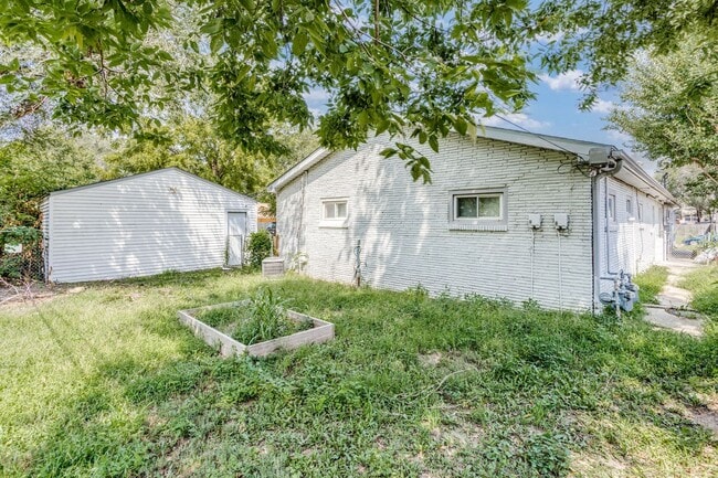 Building Photo - Cozy 2 bedroom 1 bathroom duplex in Southeast Wichita.