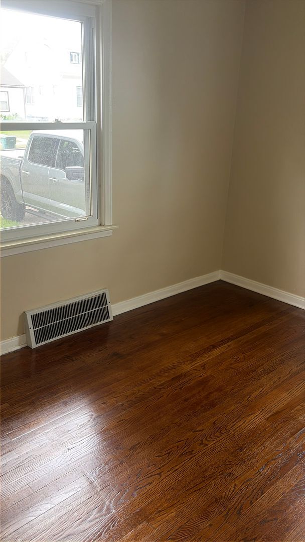 Building Photo - 2 bedroom house Ranch with basement and garage