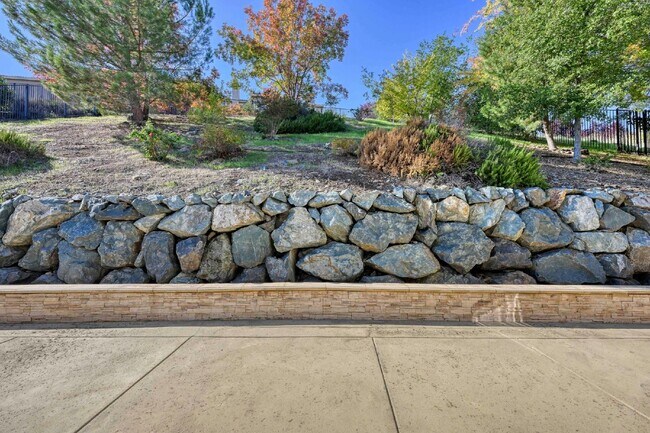 Building Photo - Beautiful home in Serrano. Must See!