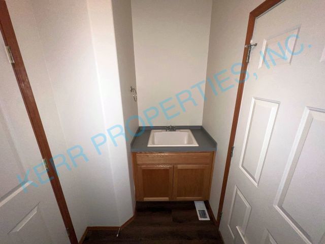 Building Photo - Charming 3-Bedroom Fairview Retreat with Spacious 1611 Sq Ft Living Space & 2 Full Baths!