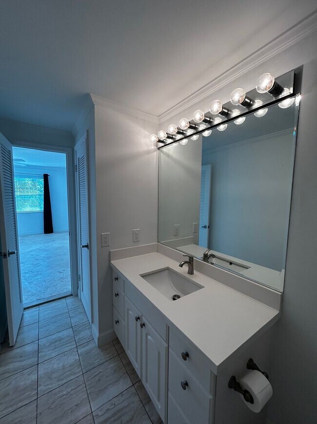 Building Photo - Large 1 Bedroom 1.5 Bath Condo - Steps from Fort Lauderdale Beach!