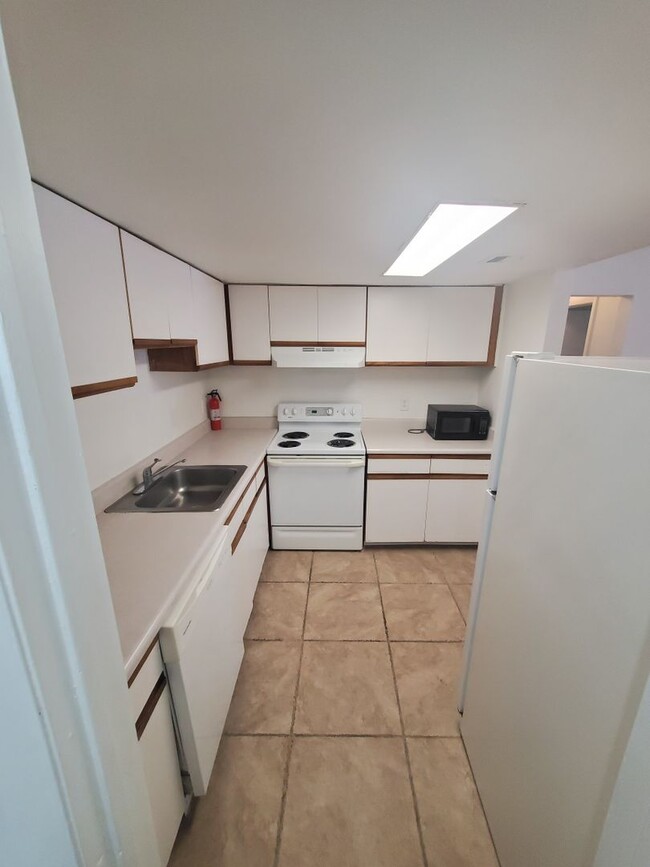 Building Photo - Spacious 1 Bedroom 1 Bath  With additional...