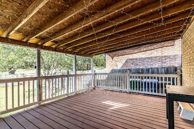 Building Photo - 818 Quitman Oak